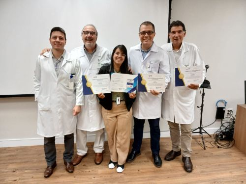 Equipe responsável pela UTI do Hospital Unimed Ferj segura certificado.