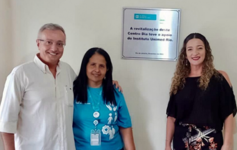 Equipe do Instituto entrega plana de inauguração à ONG Aldeias Infantis SOS.