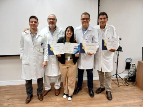 Equipe responsável pela UTI do Hospital Unimed Ferj segura certificado.
